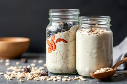 Overnight oats for weight loss: healthy breakfast comparison.