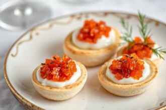 Caviar homemade guide: elegant duo for an unforgettable experience.